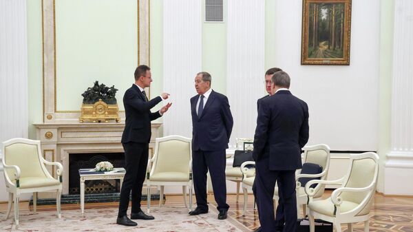 Ngoại trưởng Hungary Péter Szijjártó (trái) và Ngoại trưởng Nga Sergey Lavrov trước cuộc gặp giữa Tổng thống Nga Vladimir Putin và Thủ tướng Hungary Viktor Orbán ở Moskva - Sputnik Việt Nam