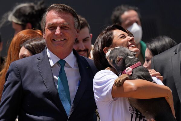 Cựu Tổng thống Brazil Jair Bolsonaro và cựu Đệ nhất Phu nhân Michelle Bolsonaro với một chú chó - Sputnik Việt Nam