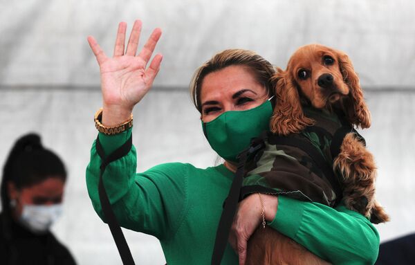Cựu Tổng thống tạm quyền Bolivia Jeanine Áñez bế chú chó của mình - Sputnik Việt Nam