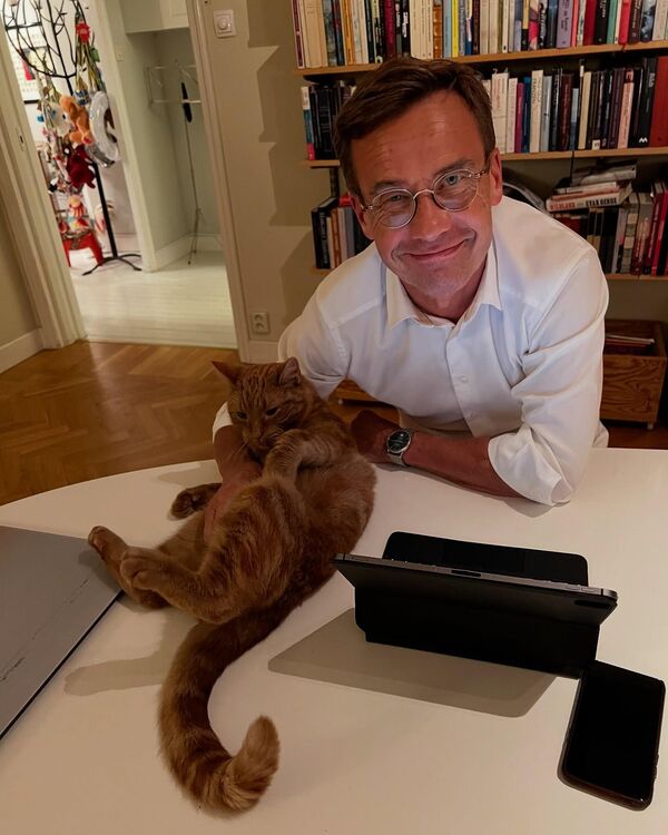 Thủ tướng Thụy Điển Ulf Kristersson với chú mèo Cajenne - Sputnik Việt Nam