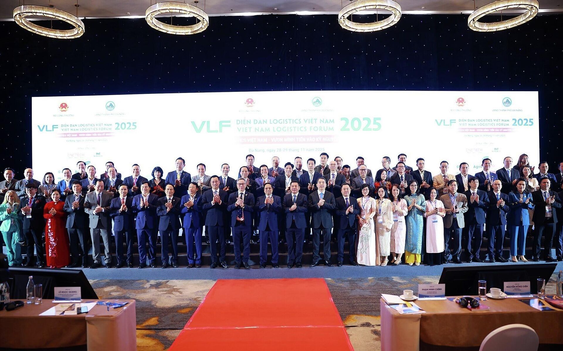 Thủ tướng Phạm Minh Chính với các đại biểu tham dự Diễn đàn Logistics Việt Nam năm 2025 - Sputnik Việt Nam, 1920, 29.11.2025