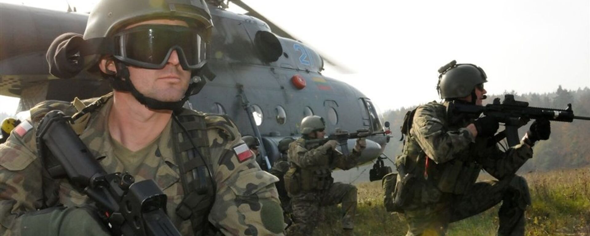 Những người lính Ba Lan gần một chiếc trực thăng Mi-17 của Litva trong cuộc tập trận của NATO - Sputnik Việt Nam, 1920, 01.12.2025