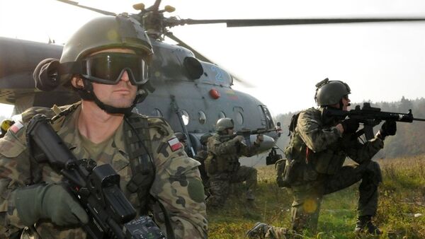 Những người lính Ba Lan gần một chiếc trực thăng Mi-17 của Litva trong cuộc tập trận của NATO - Sputnik Việt Nam