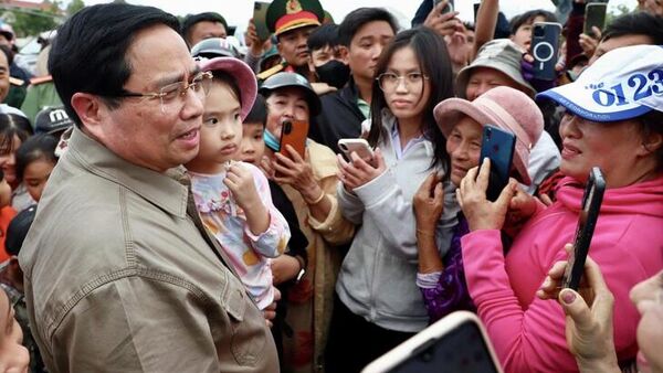 Thủ tướng Phạm Minh Chính động viên, thăm hỏi người dân vùng lũ ở xã Tây Hòa, tỉnh Đắk Lắk - Sputnik Việt Nam