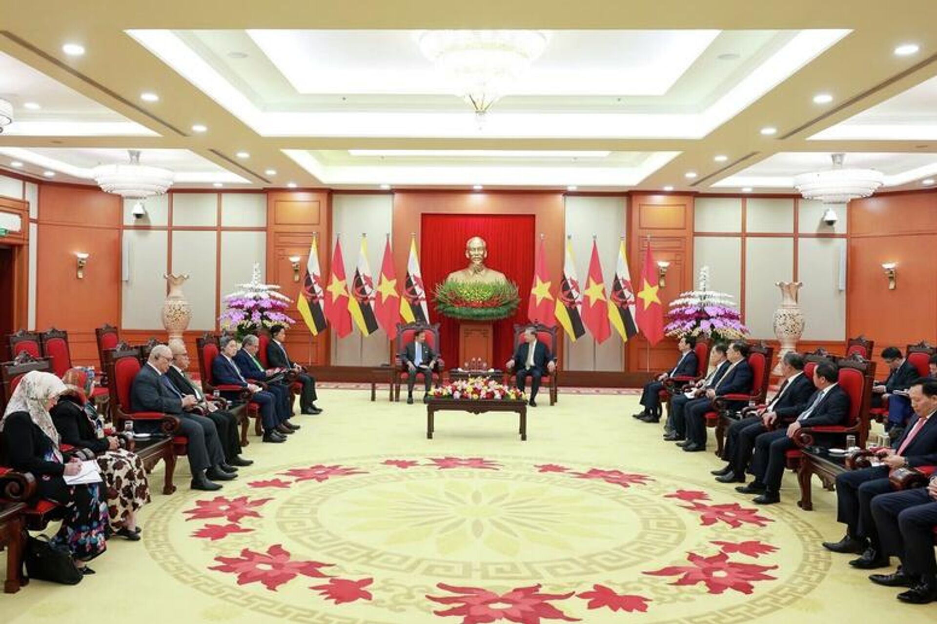 Hai nhà Lãnh đạo nhất trí tăng cường tin cậy chính trị; thúc đẩy và tạo điều kiện cho các hoạt động thương mại-đầu tư, tăng cường kết nối, hỗ trợ doanh nghiệp trao đổi thông tin và tìm kiếm đối tác - Sputnik Việt Nam, 1920, 30.11.2025