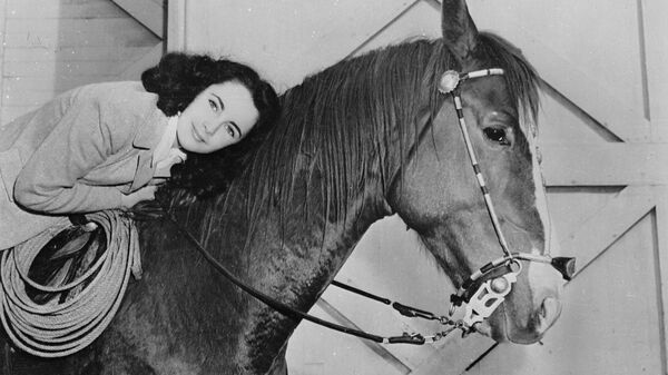 Американская актриса Элизабет Тейлор верхом на лошади. - Sputnik Việt Nam