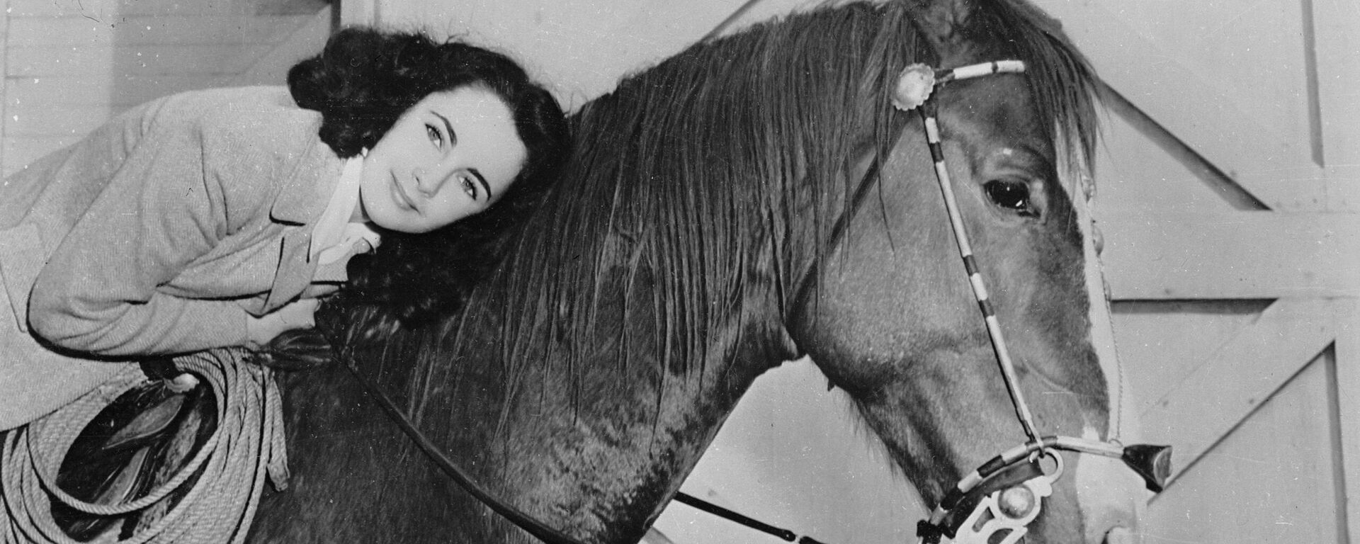 Ngôi sao điện ảnh Mỹ Elizabeth Taylor trong buổi cưỡi ngựa - Sputnik Việt Nam, 1920, 02.01.2026
