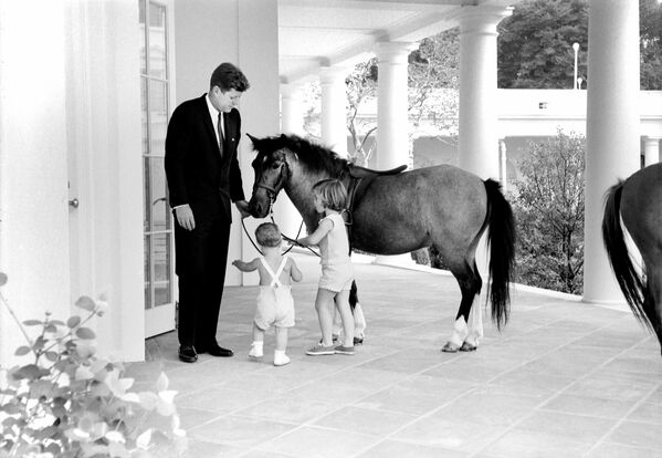 Tổng thống Hoa Kỳ John F. Kennedy và các con - John F. Kennedy Jr. và Caroline Kennedy - đứng cạnh «người bạn» của Caroline là chú ngựa con có biệt danh Macaroni - Sputnik Việt Nam