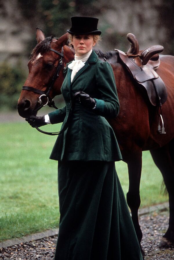 Ngôi sao điện ảnh Nicole Kidman dắt ngựa - cảnh trong phim «Miền đất hứa» («Far and Away»), 1992 - Sputnik Việt Nam