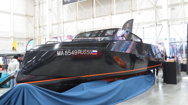 Tàu cỡ nhỏ thượng hạng NOBILIS 858 nhìn từ phía mũi  - Sputnik Việt Nam