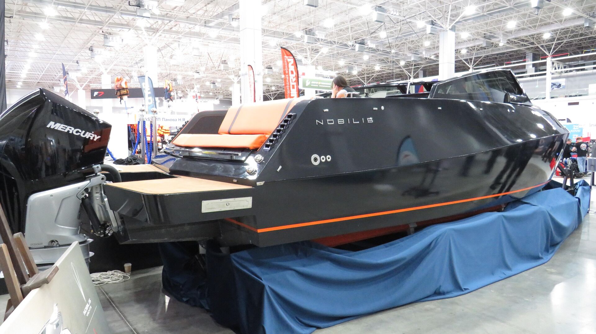 Tàu cỡ nhỏ thượng hạng NOBILIS 858 nhìn từ phía đuôi  - Sputnik Việt Nam, 1920, 10.12.2025