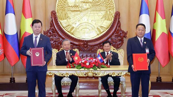 Tổng Bí thư Tô Lâm và Tổng Bí thư, Chủ tịch nước Lào Thongloun Sisoulith chứng kiến trao Thỏa thuận hợp tác giữa Đài Truyền hình Việt Nam và Ban Tuyên huấn Trung ương Đảng Nhân dân Cách mạng Lào - Sputnik Việt Nam