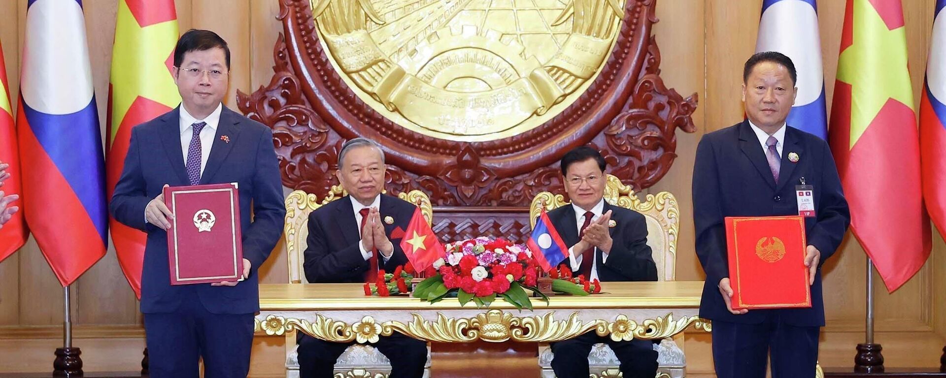 Tổng Bí thư Tô Lâm và Tổng Bí thư, Chủ tịch nước Lào Thongloun Sisoulith chứng kiến trao Thỏa thuận hợp tác giữa Đài Truyền hình Việt Nam và Ban Tuyên huấn Trung ương Đảng Nhân dân Cách mạng Lào - Sputnik Việt Nam, 1920, 01.12.2025