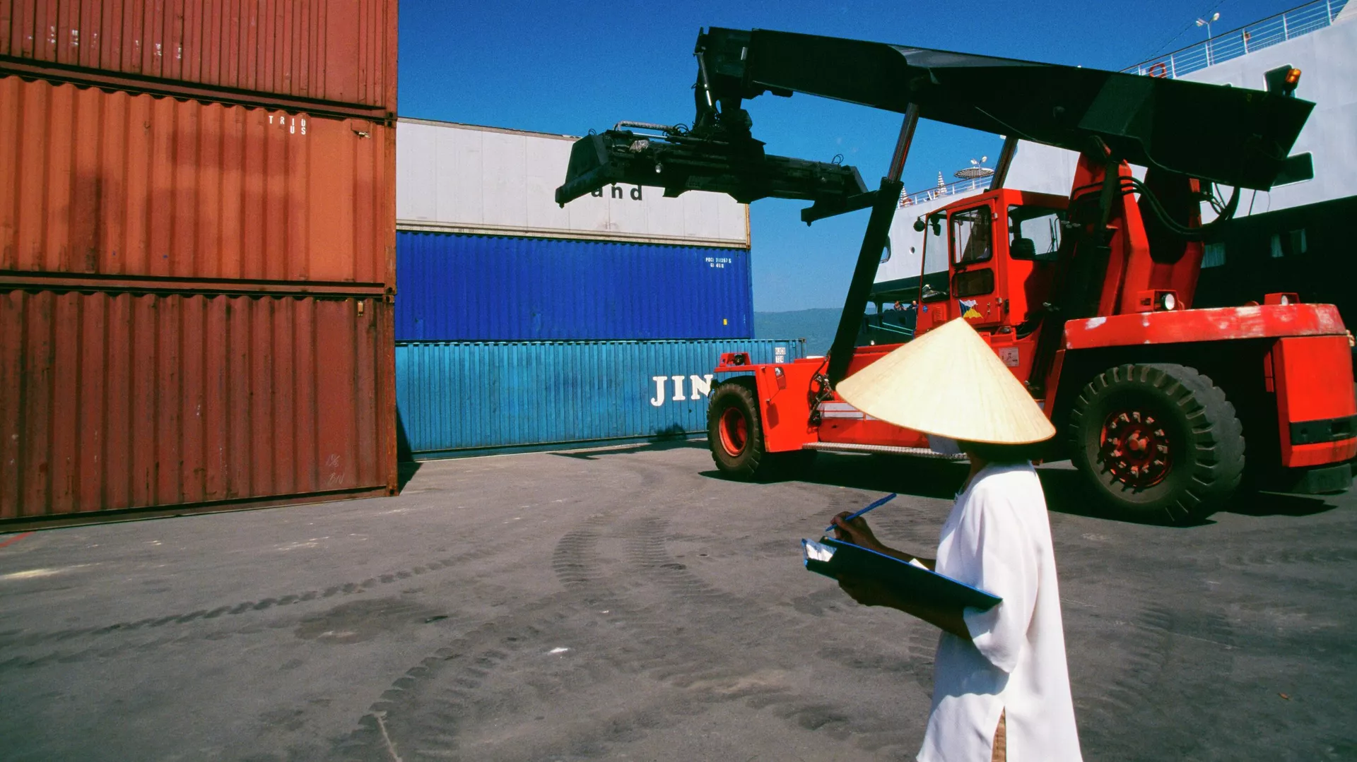 Container tại cảng Đà Nẵng, Việt Nam - Sputnik Việt Nam, 1920, 01.12.2025