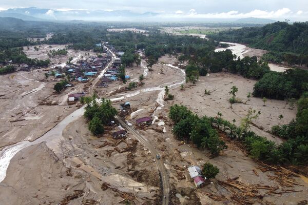 Cảnh nhìn từ trên cao về hậu quả lũ lụt ở Indonesia - Sputnik Việt Nam