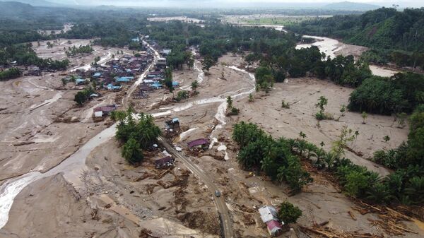 Cảnh nhìn từ trên cao về hậu quả lũ lụt ở Indonesia - Sputnik Việt Nam