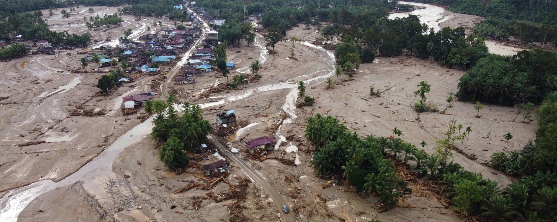 Cảnh nhìn từ trên cao về hậu quả lũ lụt ở Indonesia - Sputnik Việt Nam, 1920, 02.12.2025