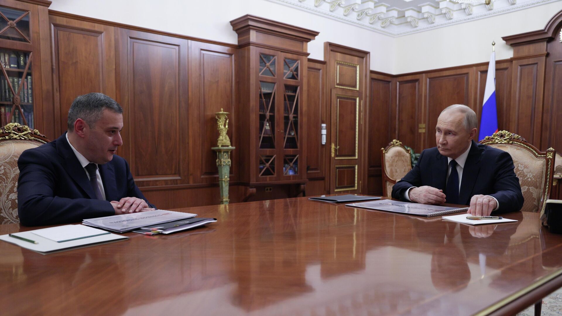 Tổng thống Vladimir Putin đã gặp Thống đốc vùng Kursk Alexander Khinshtein. Tổng thống Vladimir Putin đã gặp Thống đốc vùng Kursk Alexander Khinshtein. - Sputnik Việt Nam, 1920, 02.12.2025