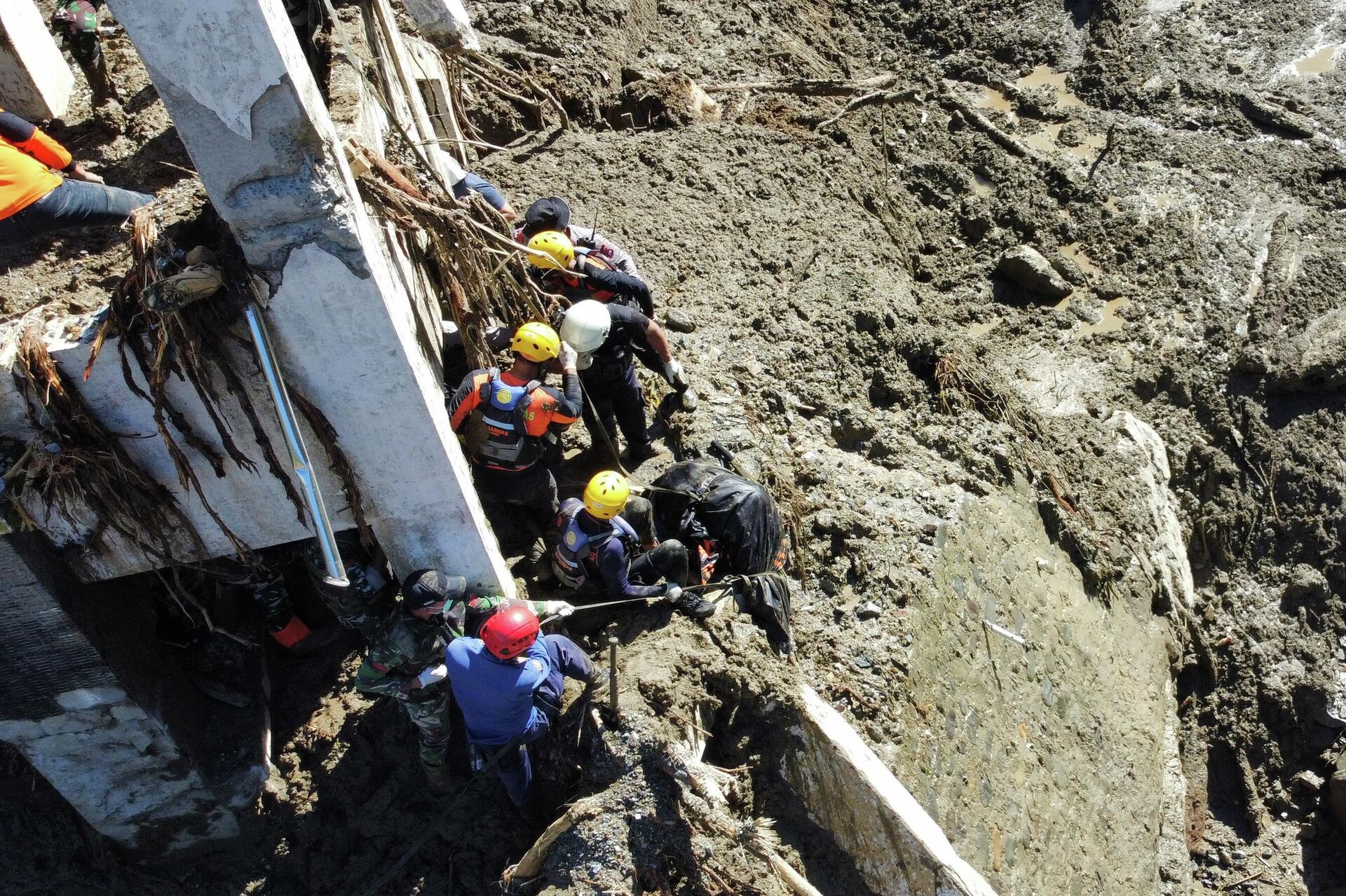 Đưa thi thể nạn nhân lũ lụt ở Indonesia - Sputnik Việt Nam, 1920, 02.12.2025