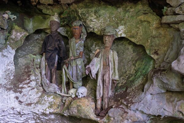 Tampangallo (Tana Toraja, Nam Sulawesi, Indonesia), một nghĩa trang truyền thống, nơi quan tài được đặt trong hang động hoặc treo trên vách đá, được canh gác bởi những bức tượng gỗ mô tả người đã khuất trên ban công (tau-tau) - Sputnik Việt Nam