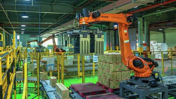 Với định hướng đẩy mạnh tự động hóa, Chi nhánh LIX Bình Dương đã đầu tư xây dựng 4 hệ thống robot xếp thùng lên pallet, góp phần nâng cao hiệu quả sản xuất và giảm chi phí vận hành - Sputnik Việt Nam