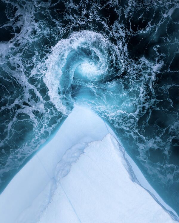 Bức tranh “Iceberg Spiral” (“Xoáy băng trôi”) của nhà nhiếp ảnh người Iceland Jeroen Van Nieuwenhove, giành giải nhất hạng mục Seascape (Phong cảnh biển) cuộc thi The 12th International Landscape Photographer of the Year - Sputnik Việt Nam