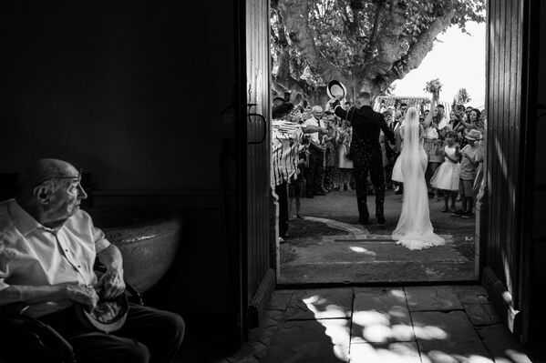 Tác phẩm của Armen Hambardzumian – Giải nhất hạng mục Black &amp; White (Đen trắng) cuộc thi 2025 International Wedding Photographer of the Year - Sputnik Việt Nam