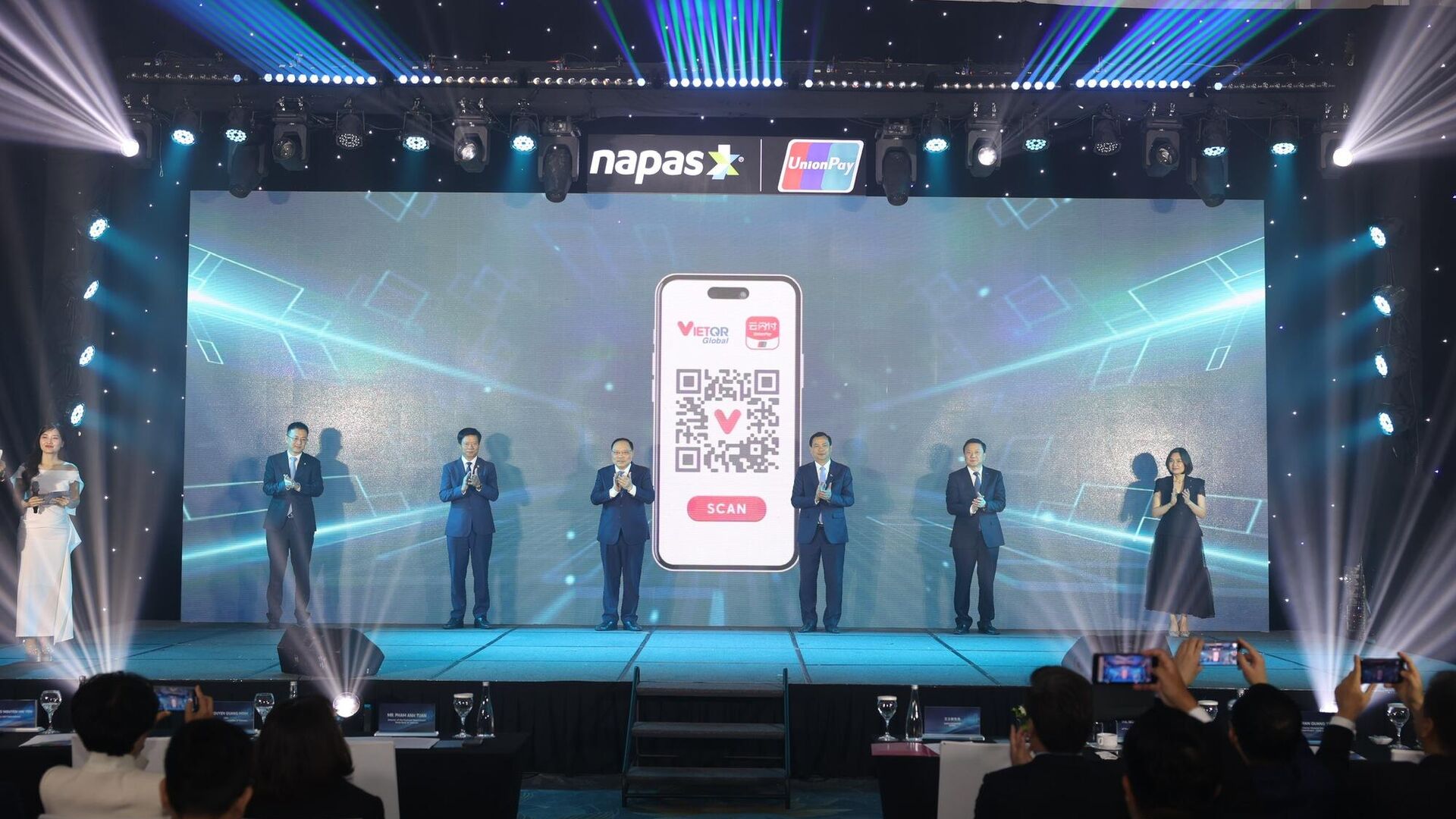 Ngày 2/12 tại Hà Nội, Công ty Cổ phần Thanh toán Quốc gia Việt Nam (NAPAS) phối hợp với UnionPay International (UPI), Ngân hàng Công thương Trung Quốc (ICBC) và Ngân hàng TMCP Ngoại thương Việt Nam (Vietcombank) tổ chức Lễ công bố kết nối thanh toán bán lẻ song phương qua mã QR giữa Việt Nam và Trung Quốc.
Ngày 2/12 tại Hà Nội, Công ty Cổ phần Thanh toán Quốc gia Việt Nam (NAPAS) phối hợp với UnionPay International (UPI), Ngân hàng Công thương Trung Quốc (ICBC) và Ngân hàng TMCP Ngoại thương Việt Nam (Vietcombank) tổ chức Lễ công bố kết nối thanh toán bán lẻ song phương qua mã QR giữa Việt Nam và Trung Quốc.
- Sputnik Việt Nam, 1920, 02.12.2025