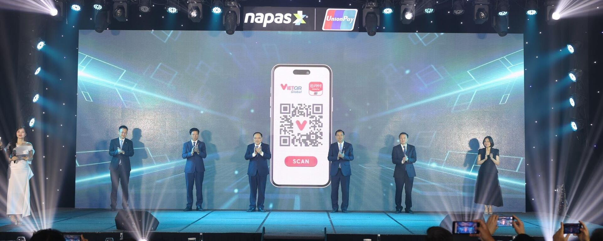 Ngày 2/12 tại Hà Nội, Công ty Cổ phần Thanh toán Quốc gia Việt Nam (NAPAS) phối hợp với UnionPay International (UPI), Ngân hàng Công thương Trung Quốc (ICBC) và Ngân hàng TMCP Ngoại thương Việt Nam (Vietcombank) tổ chức Lễ công bố kết nối thanh toán bán lẻ song phương qua mã QR giữa Việt Nam và Trung Quốc.
 - Sputnik Việt Nam, 1920, 02.12.2025