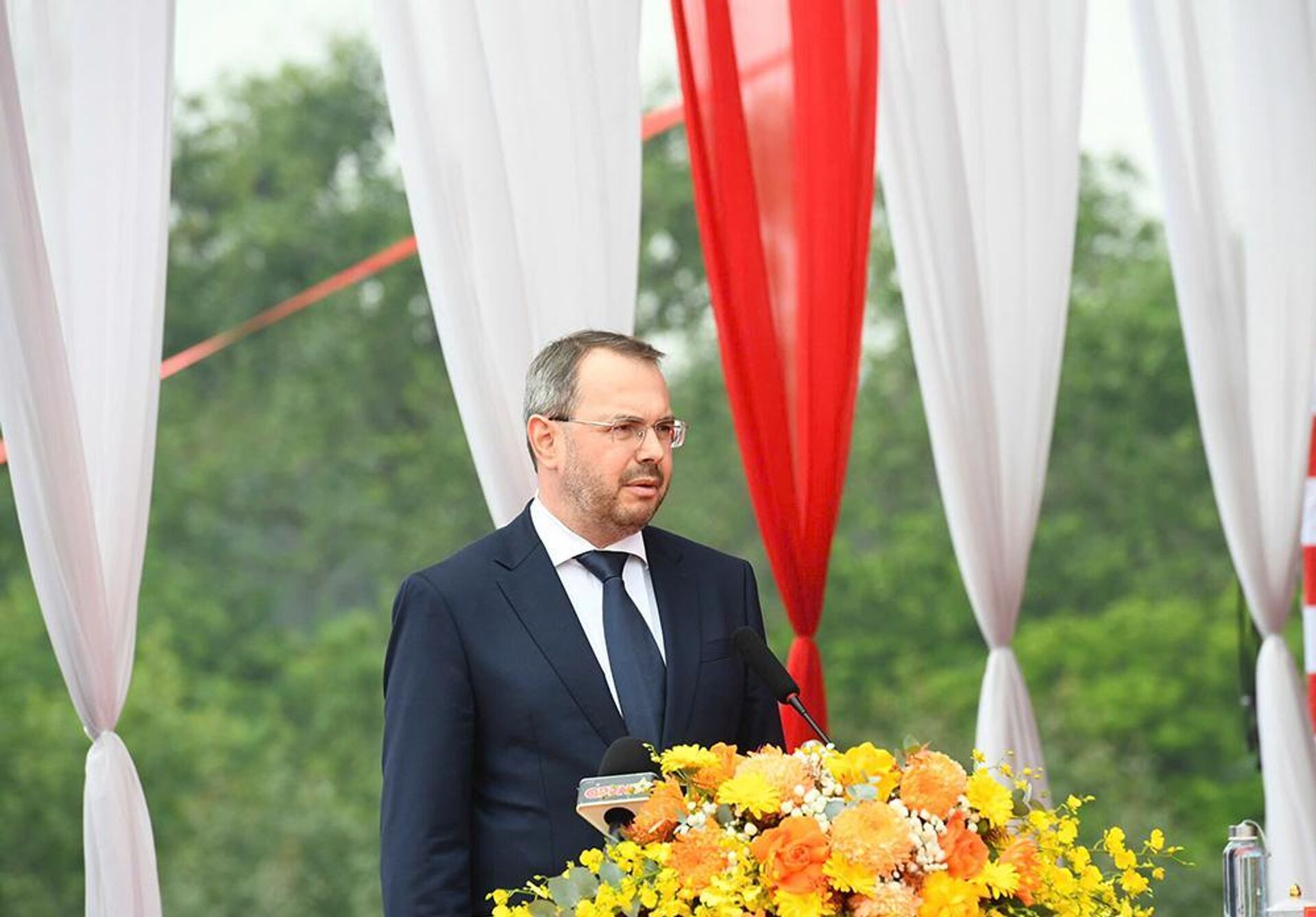 Thứ trưởng Bộ Khoa học và Giáo dục đại học Liên bang Nga Konstantin Ilyich Mogilevsky phát biểu tại buổi lễ. Thứ trưởng Bộ Khoa học và Giáo dục đại học Liên bang Nga Konstantin Ilyich Mogilevsky phát biểu tại buổi lễ. - Sputnik Việt Nam, 1920, 02.12.2025