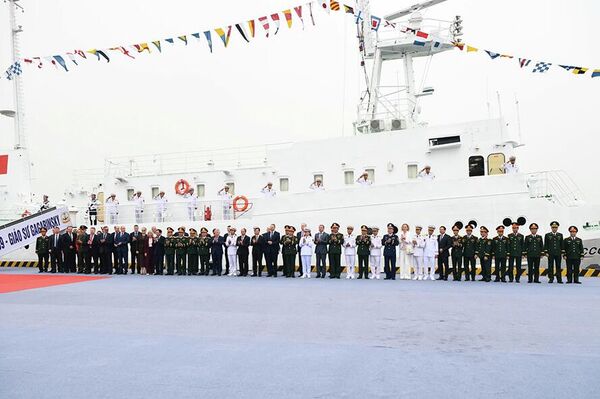 Các đại biểu tham dự Lễ thượng cờ chụp ảnh chung. Các đại biểu tham dự Lễ thượng cờ chụp ảnh chung. - Sputnik Việt Nam