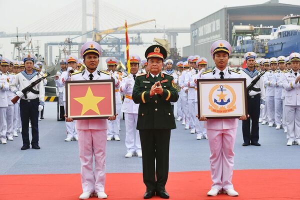 Thượng tướng Hoàng Xuân Chiến trao Quốc kỳ và cờ Hải quân nhân dân Việt Nam cho chỉ huy tàu 889 - Giáo sư Gagarinsky. Thượng tướng Hoàng Xuân Chiến trao Quốc kỳ và cờ Hải quân nhân dân Việt Nam cho chỉ huy tàu 889 - Giáo sư Gagarinsky. - Sputnik Việt Nam
