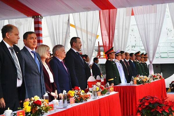 Các đại biểu thực hiện nghi thức chào cờ. Các đại biểu thực hiện nghi thức chào cờ. - Sputnik Việt Nam