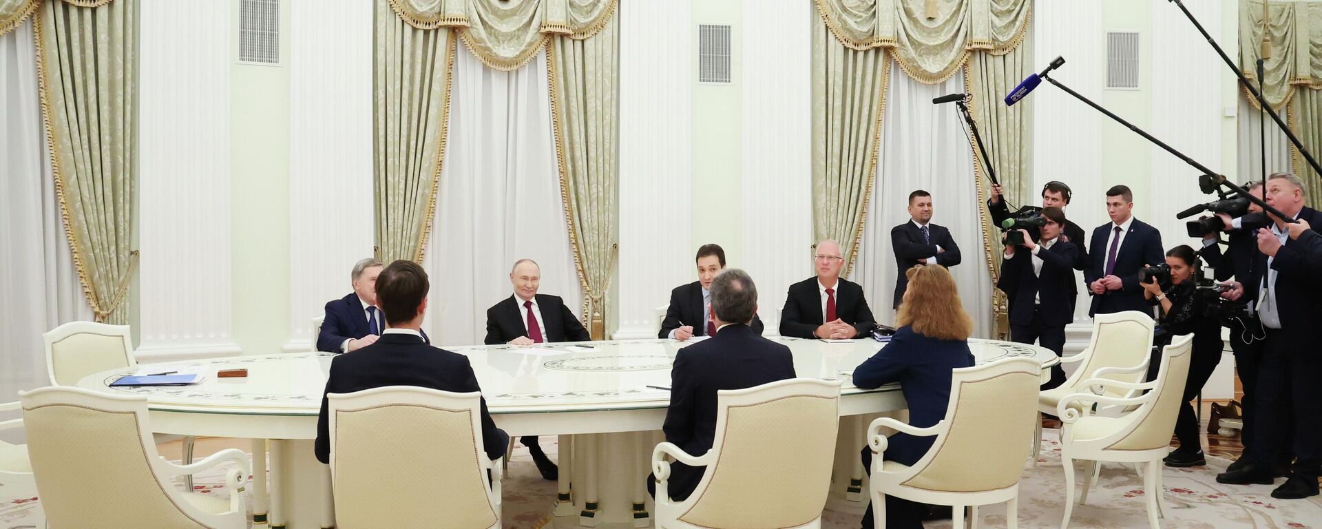 Tổng thống Nga Putin tiếp Đặc phái viên của Tổng thống Hoa Kỳ Witkoff trong Điện Kremlin - Sputnik Việt Nam, 1920, 04.12.2025