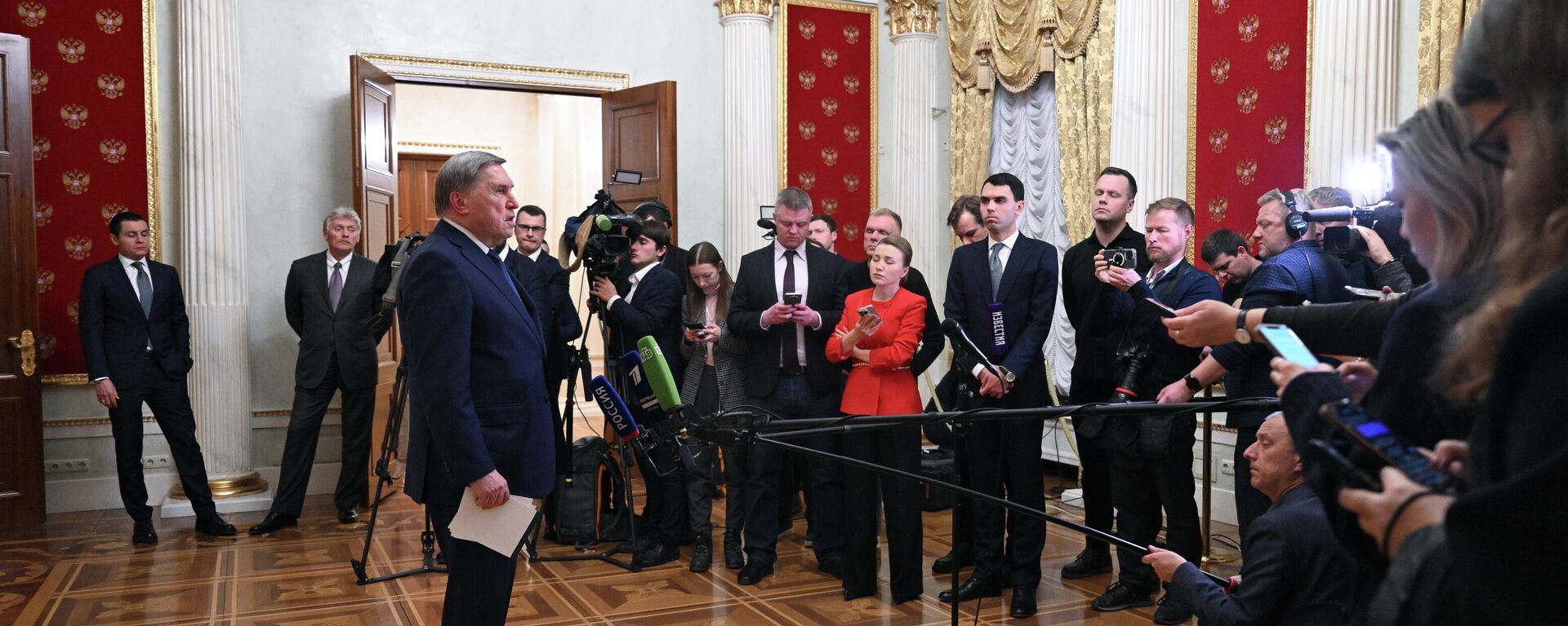 Trợ lý của Nhà lãnh đạo Nga, ông Yury Ushakov nói với các phóng viên - Sputnik Việt Nam, 1920, 03.12.2025