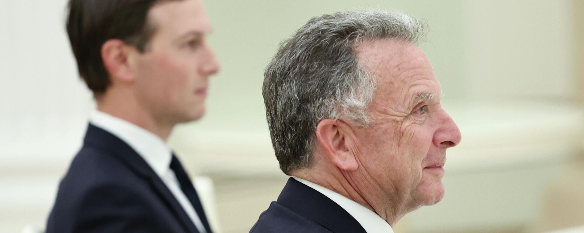 Đặc phái viên Tổng thống Hoa Kỳ Steven Witkoff (phải) và con rể của Tổng thống Hoa Kỳ Jared Kushner trong cuộc gặp với Tổng thống Nga Vladimir Putin. - Sputnik Việt Nam, 1920, 03.12.2025