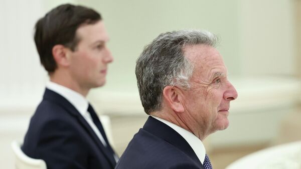 Đặc phái viên Tổng thống Hoa Kỳ Steven Witkoff (phải) và con rể của Tổng thống Hoa Kỳ Jared Kushner trong cuộc gặp với Tổng thống Nga Vladimir Putin. - Sputnik Việt Nam