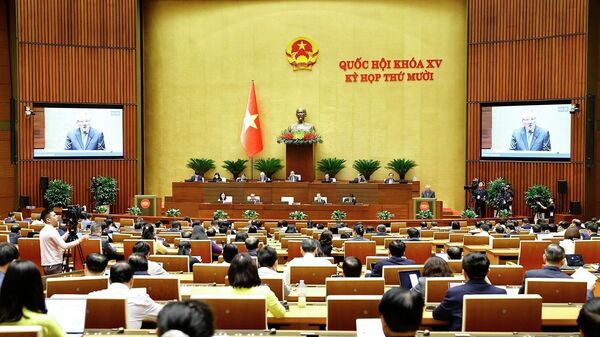 Phó Thủ tướng Thường trực Chính phủ Nguyễn Hòa Bình trình bày Báo cáo về việc thực hiện một số nghị quyết của Quốc hội nhiệm kỳ khóa XIV và khóa XV về giám sát chuyên đề, chất vấn - Sputnik Việt Nam