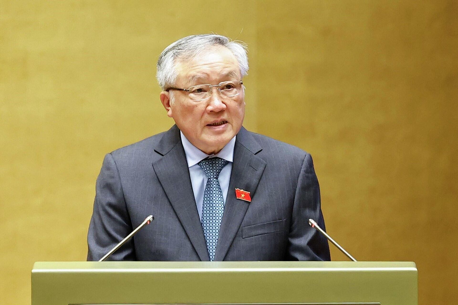 Phó Thủ tướng Thường trực Chính phủ Nguyễn Hòa Bình trình bày Báo cáo về việc thực hiện một số nghị quyết của Quốc hội nhiệm kỳ khóa XIV và khóa XV về giám sát chuyên đề, chất vấn - Sputnik Việt Nam, 1920, 03.12.2025