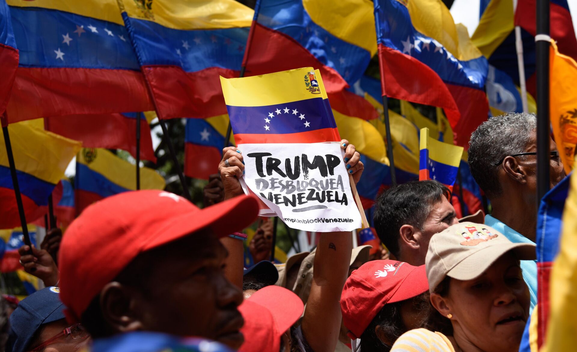 Người biểu tình phản đối lệnh trừng phạt của Hoa Kỳ trên đường phố Caracas - Sputnik Việt Nam, 1920, 03.12.2025