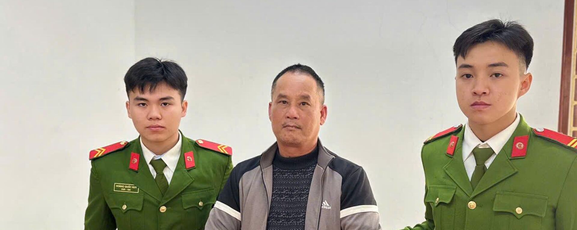 Đối tượng Đoàn Văn Sáng (áo xám) tại Cơ quan Công an. - Sputnik Việt Nam, 1920, 03.12.2025