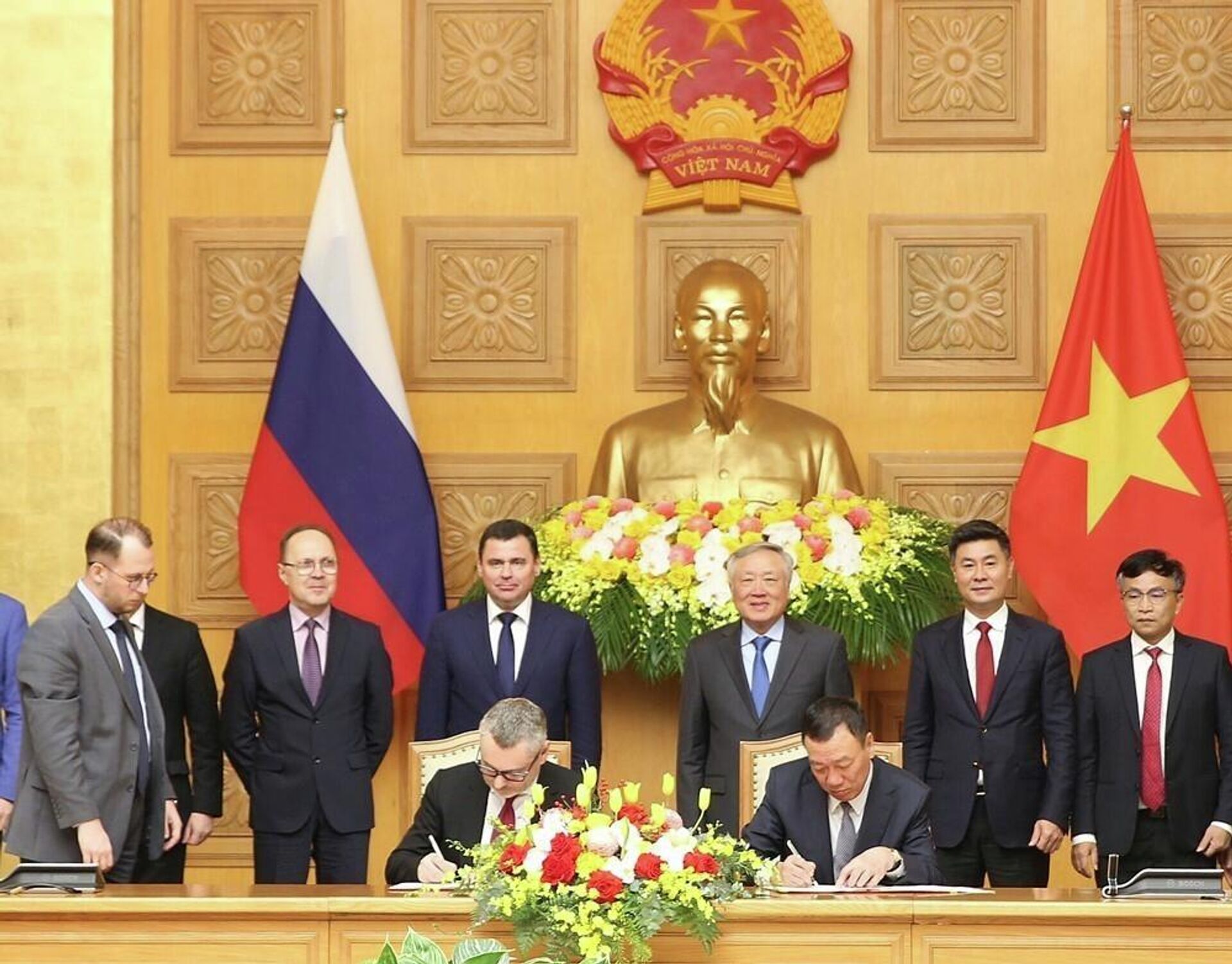 Phó Thủ tướng Thường trực Chính phủ Nguyễn Hòa Bình, Trợ lý Tổng thống Nga Mironov Dmitry chứng kiến lễ ký Bản ghi nhớ hợp tác giữa Thanh tra Chính phủ Việt Nam và Cơ quan Công vụ, Nhân sự và Chống tham nhũng trực thuộc Tổng thống Liên bang Nga Phó Thủ tướng Thường trực Chính phủ Nguyễn Hòa Bình, Trợ lý Tổng thống Nga Mironov Dmitry chứng kiến lễ ký Bản ghi nhớ hợp tác giữa Thanh tra Chính phủ Việt Nam và Cơ quan Công vụ, Nhân sự và Chống tham nhũng trực thuộc Tổng thống Liên bang Nga - Sputnik Việt Nam, 1920, 03.12.2025