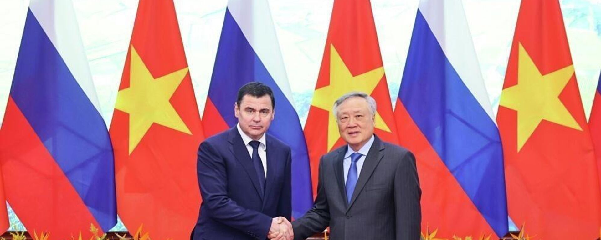 Phó Thủ tướng Thường trực Chính phủ Nguyễn Hòa Bình tiếp Trợ lý Tổng thống Nga Mironov Dmitry - Sputnik Việt Nam, 1920, 03.12.2025