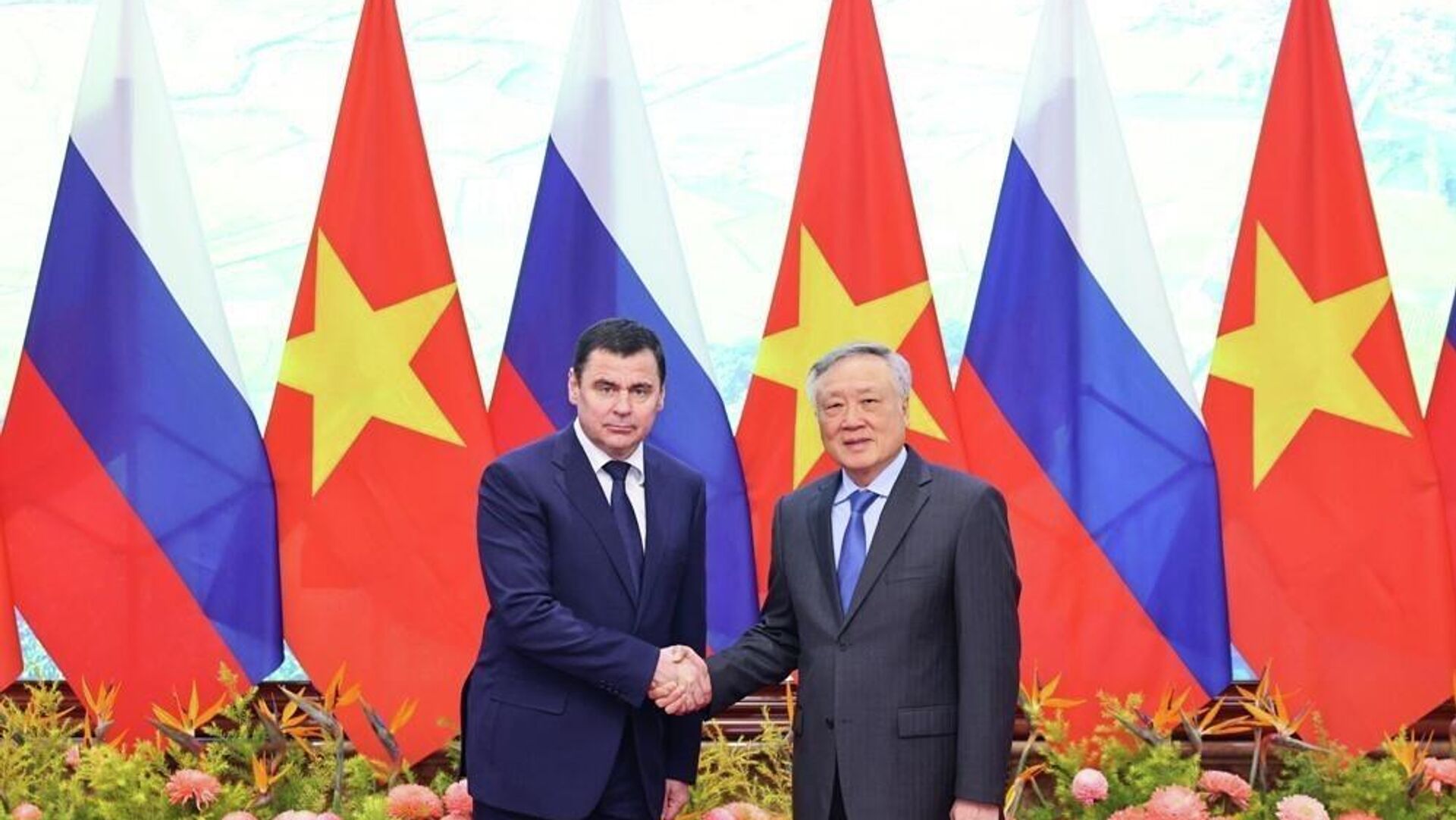 Phó Thủ tướng Thường trực Chính phủ Nguyễn Hòa Bình tiếp Trợ lý Tổng thống Nga Mironov Dmitry Phó Thủ tướng Thường trực Chính phủ Nguyễn Hòa Bình tiếp Trợ lý Tổng thống Nga Mironov Dmitry - Sputnik Việt Nam, 1920, 03.12.2025