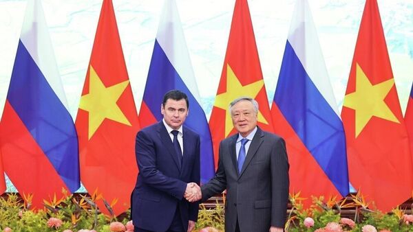 Phó Thủ tướng Thường trực Chính phủ Nguyễn Hòa Bình tiếp Trợ lý Tổng thống Nga Mironov Dmitry - Sputnik Việt Nam