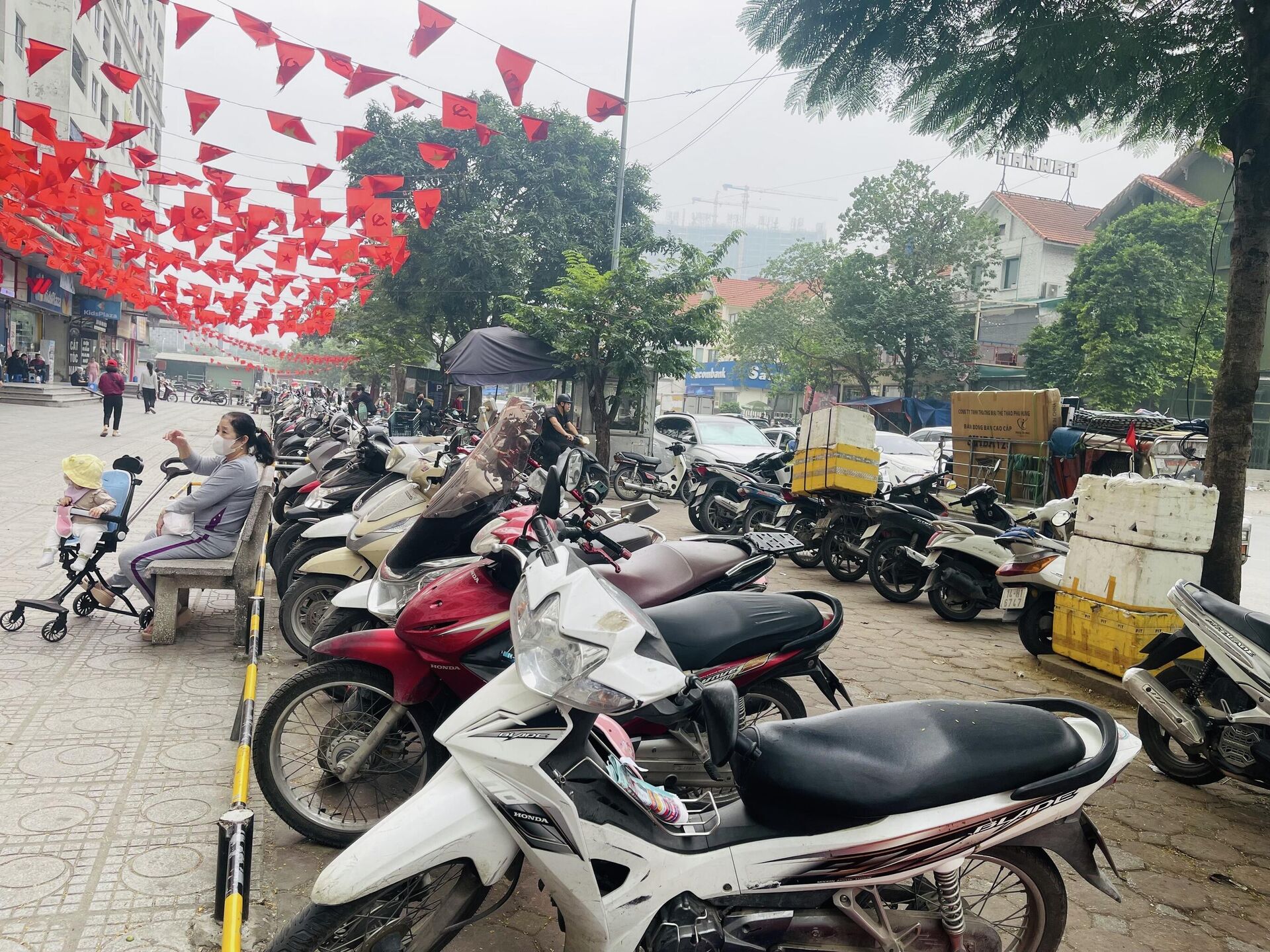 Điểm trông giữ phượng tiện trên vỉa hè trước tòa nhà HH Linh Đàm - Sputnik Việt Nam, 1920, 04.12.2025