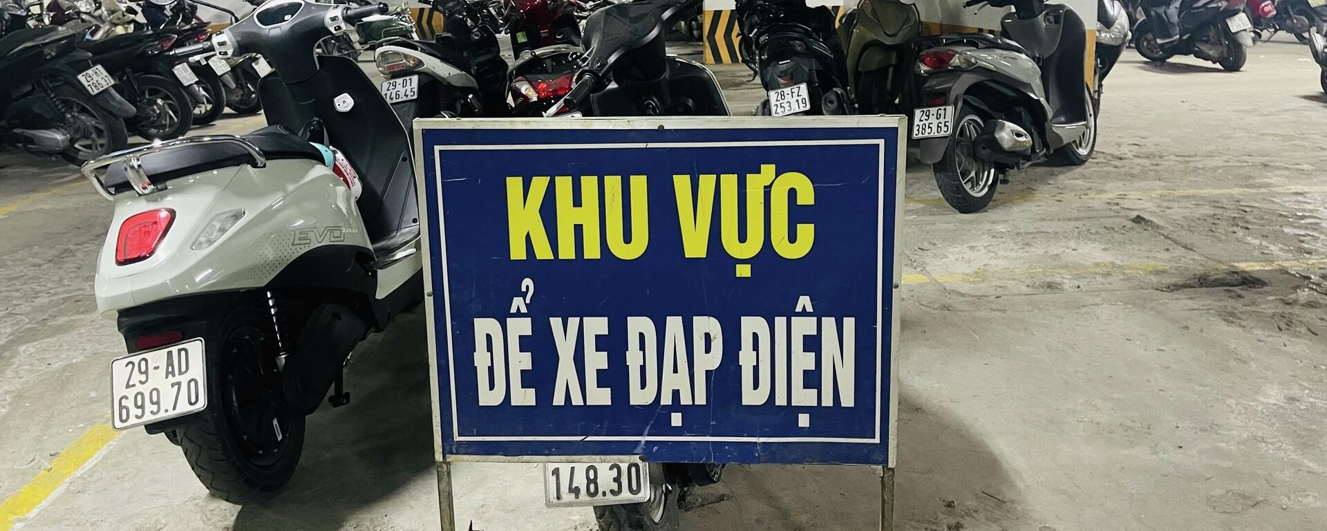 Khu vực trông giữ xe đạp điện, xe máy điện trong hầm để xe khu HH Linh Đàm - Sputnik Việt Nam, 1920, 04.12.2025