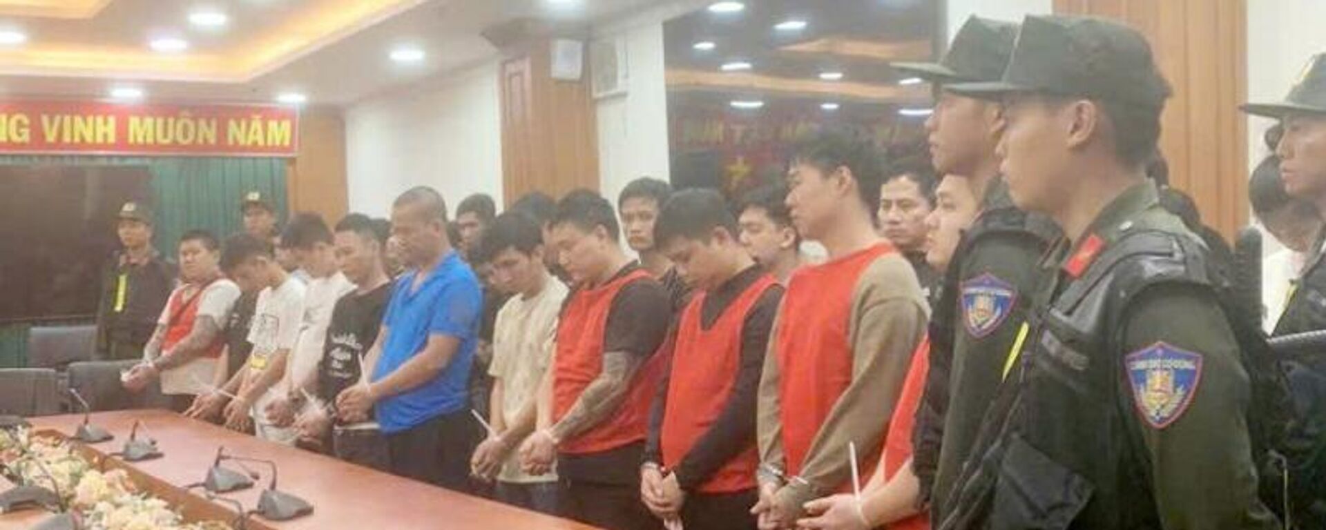 Nhóm đối tượng thời điểm vừa bị bắt giữ tại Cục Cảnh sát hình sự - Sputnik Việt Nam, 1920, 04.12.2025