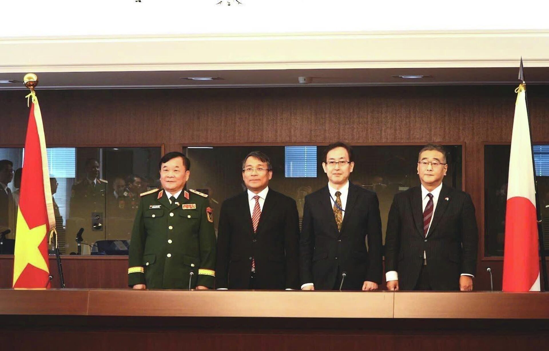 Thứ trưởng Bộ Ngoại giao Nguyễn Minh Vũ; Thượng tướng Hoàng Xuân Chiến, Thứ trưởng Bộ Quốc phòng; Thứ trưởng Ngoại giao Namazu Hiroyuki và Thứ trưởng Quốc phòng Kano Koji tại Đối thoại - Sputnik Việt Nam, 1920, 04.12.2025