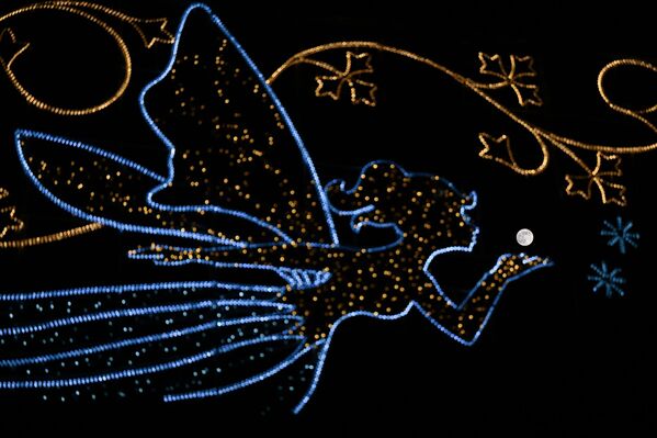 Trăng tròn sau chiếc đèn đường hình nàng tiên đang bay về phía Mặt Trăng trên bầu trời London, Vương quốc Anh - Sputnik Việt Nam